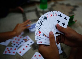 કાલાવડના મોરીદડ ગામમાંથી ગંજીપાના વડે જુગાર રમી રહેલા પાંચ જુગારીઓ પકડાયા | Five gamblers caught gam…