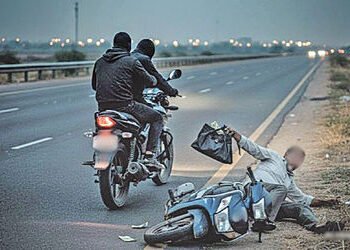 ગીબપુરા પાસે આંગડિયાકર્મીની રૃ.20 લાખ ભરેલી બેગ ઝૂંટવી 3 શખ્સ ફરાર | 3 men abscond after snatching a…