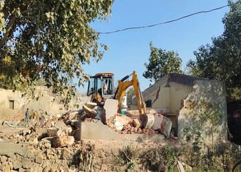 વિરમગામમાં 10 ગેરકાયદે ઓરડી પર પાલિકાનું જેસીબી ફરી વળ્યું | Municipal JCB hits 10 illegal rooms in …