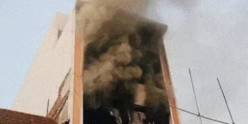 ગોધરામાં ગારમેન્ટની દુકાન ભડભડ સળગી ઉઠી, ફાયર જવાનોએ બિલ્ડિંગમાં ઘુસીને આગ પર મેળવ્યો કાબૂ | Panchma…