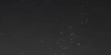 ગુજરાતમાં ઠેર-ઠેર આકાશમાં રોશનીથી કુતુહલ : એલિયન દેખાયાની ચર્ચા, બલુન હોવાનો દિવ્ય દર્શન પુરોહિતની સ…