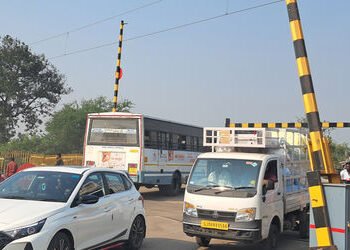 હજુ ધણા લેવલ ક્રોસિંગથી નાગરિકોની સાથે રેલવે વિભાગ પણ પરેશાન | Along with the citizens the railway d…