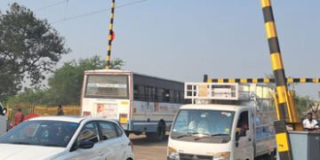 હજુ ધણા લેવલ ક્રોસિંગથી નાગરિકોની સાથે રેલવે વિભાગ પણ પરેશાન | Along with the citizens the railway d…