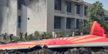 અમદાવાદ પ્લેન ક્રેશઃ હવે વધારાના દસેક લાખ લો અને કેસ પતાવો… એર ઈન્ડિયાની પીડિતોને ઓફર | ahmedabad …