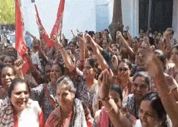 અમરેલીમાં પડતર માંગણીઓ સાથે આંગણવાડી કાર્યકરોનો દેખાવ, સરકાર સામે સૂત્રોચ્ચાર | Amreli Anganwadi Wor…