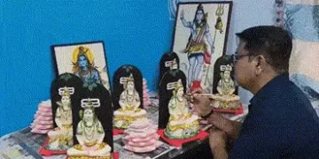 સુરત: મહાશિવરાત્રિએ શિવલિંગ પર ‘ઘીના કમળ’ ચઢાવવાનો અનોખો મહિમા, ભારે માગને કારણે કલાકારો વ્યસ્ત | Ma…