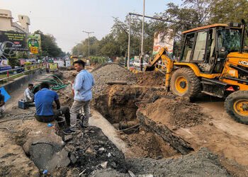 પરીક્ષા સમિતિની બેઠકમાં પણ ચારે તરફ થયેલા ખોદકામ અંગે ચિંતા | digging on roads in vadodara become co…