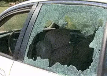 સરકારી કર્મચારીની ગાડીના કાચ ફોડી તસ્કરો ૫.૧૫ લાખની મતા ચોરી ગયાં | Smugglers stole votes worth Rs 5…