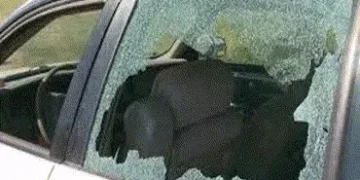 સરકારી કર્મચારીની ગાડીના કાચ ફોડી તસ્કરો ૫.૧૫ લાખની મતા ચોરી ગયાં | Smugglers stole votes worth Rs 5…