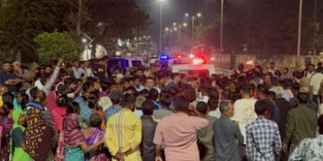 જામનગર: હનુમાન ટેકરી વિસ્તારમાં રેલવેની જમીન પર વસતા પરિવારને તંત્રની નોટિસ, સ્થાનિકોનો વિરોધ | Noti…