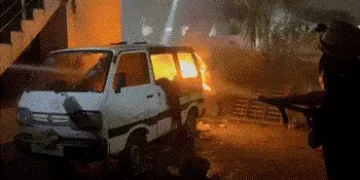 અમરેલીના જેસીંગપરામાં ઘર પાસે પાર્ક કરેલી કારમાં અચાનક આગ ભભૂકી, 4 લોકો દાઝ્યા | parked car suddenly…