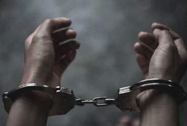 જામનગરમાંથી કારમાં બેસીને બિયર ગટગટાવી મહેફીલ માણી રહેલા 3 વિદ્યાર્થીઓ અને બે વેપારી પકડાયા | 3 stud…