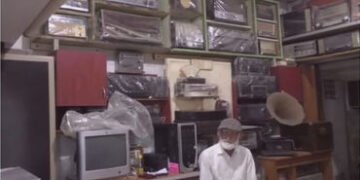 વિશ્વ રેડિયો દિવસ: અમરેલીના નિવૃત્ત શિક્ષક બન્યા ‘રેડિયો મેન’, 400થી વધુ દુર્લભ રેડિયોનું બનાવ્યું મ…