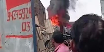 વડોદરામાં આગના ત્રણ બનાવઃજીઆઇડીસીમાં સ્ક્રેપના ગોડાઉન અને જેતલપુરની ઓફિસમાં આગ | three incidents of …