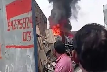 વડોદરામાં આગના ત્રણ બનાવઃજીઆઇડીસીમાં સ્ક્રેપના ગોડાઉન અને જેતલપુરની ઓફિસમાં આગ | three incidents of …