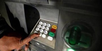 વડોદરાના હરણીના બસ સ્ટેન્ડ પરથી મુસાફરનું પાકીટ ચોરી ગઠીયાએ ATM કાર્ડમાંથી રૂ.40,000 ઉપાડી લીધા | th…