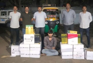 જામનગર-રાજકોટ ધોરી માર્ગ પર ઇંગ્લિશ દારૂની હેરાફેરી કરનાર રીક્ષા ચાલક પકડાયો | Rickshaw driver caugh…