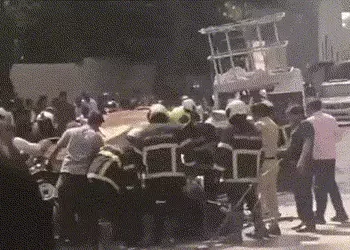 મુંબઈમાં મેટ્રો પિલરનો સ્લેબ ધરાશાયી: રિક્ષા અને કારનો કચ્ચરઘાણ, 4થી વધુ ઈજાગ્રસ્ત | mumbai mulund m…