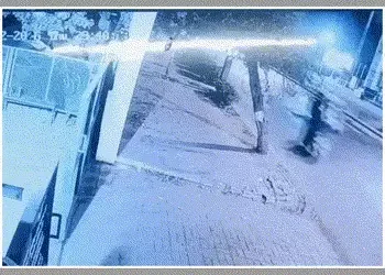 અમદાવાદના વટવા GIDC માં કંપારી છૂટી જાય તેવો અકસ્માત, બેફામ કાર ઝાડમાં ઘૂસી જતાં યુવકનું મોત | Fatal…