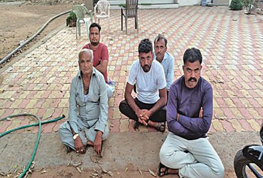 ખાંભડામાંથી જુગારની ક્લબ ઝડપાઇ 5 શખ્સ પકડાયા, 5 નાસી છૂટયા | Gambling club busted in Khambharda 5 ar…