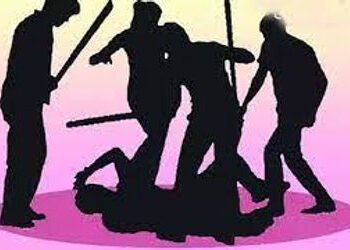 અહી કેમ સિગારેટ પીવો કહી ત્રણ યુવકો ઉપર છરીથી જીવલેણ હુમલો | Ekkewe polis lon Bapunagar ra makkei eu…