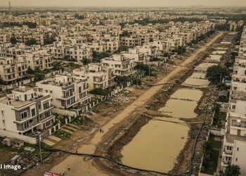 વટવામાં AMCનું અણઘડ આયોજન, અઢી-ત્રણ કરોડના બંગલા અને 30-40 લાખના ફ્લેટના ડ્રેનેજ કનેક્શન ગેરકાયદે! |…