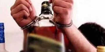 નડિયાદ પશ્ચિમ, મહેમદાવાદ રેલવે કોલોની પાસેથી દારૂ સાથે બે પકડાયા | Two arrested with liquor near Nad…