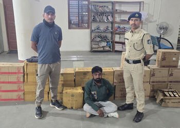 પીરાણા ચાર રસ્તા પાસે ટ્રાફિક રોકીને પોલીસે દારૂ ભરેલી કારને ઝડપી લીધી | ahmedabad police seized IMF…