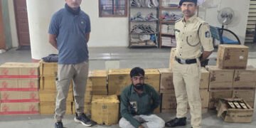 પીરાણા ચાર રસ્તા પાસે ટ્રાફિક રોકીને પોલીસે દારૂ ભરેલી કારને ઝડપી લીધી | ahmedabad police seized IMF…