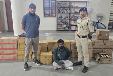 પીરાણા ચાર રસ્તા પાસે ટ્રાફિક રોકીને પોલીસે દારૂ ભરેલી કારને ઝડપી લીધી | ahmedabad police seized IMF…