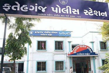 મહિલા શિવજી કી સવારી જોવા રહ્યાને ગઠિયો ગળામાંથી સોનાની ચેન સરકાવી ફરાર..!! | chain snatching incide…