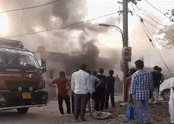 વડોદરાના આજવા-વાઘોડિયા રિંગ રોડ પર સોફાના ગોડાઉનમાં ભીષણ આગ | Massive fire breaks out in sofa godown…