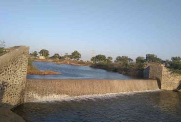 ઉમરાળામાં ચેકડેમના બંધિયાર પાણીના શુધ્ધિકરણની યોજનાના અભાવે લોકો પર ખતરો | Lack of plan to purify st…