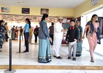 કેટલીક સ્કૂલોએ બોમ્બનો મેલ નહીં મળ્યો હોવા છતાં વિદ્યાર્થીઓને છોડી દીધા | bomb scare in schools of v…