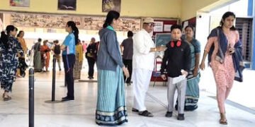 કેટલીક સ્કૂલોએ બોમ્બનો મેલ નહીં મળ્યો હોવા છતાં વિદ્યાર્થીઓને છોડી દીધા | bomb scare in schools of v…