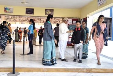 કેટલીક સ્કૂલોએ બોમ્બનો મેલ નહીં મળ્યો હોવા છતાં વિદ્યાર્થીઓને છોડી દીધા | bomb scare in schools of v…