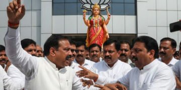 ફોટો પડાવવા માટે ભાજપના યુવા અને પીઢ નેતા વચ્ચે ગાળાગાળી! અભિવાદન સમારોહમાં માથાકૂટ | kutch bhuj bjp…