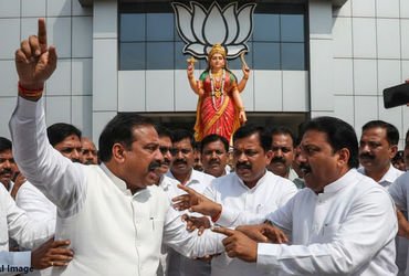 ફોટો પડાવવા માટે ભાજપના યુવા અને પીઢ નેતા વચ્ચે ગાળાગાળી! અભિવાદન સમારોહમાં માથાકૂટ | kutch bhuj bjp…