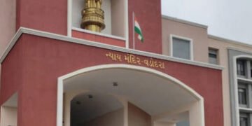 પોલીસ તંત્રને કામે લગાડવાનો કારસો? ગુજરાતમાં એક બાદ એક 4 કોર્ટને બોમ્બથી ઉડાવી દેવાની ધમકી | Bomb Th…