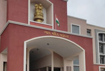 પોલીસ તંત્રને કામે લગાડવાનો કારસો? ગુજરાતમાં એક બાદ એક 4 કોર્ટને બોમ્બથી ઉડાવી દેવાની ધમકી | Bomb Th…