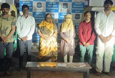 વડોદરામાં શિવજી કી સવારીમાં સામેલ થવા પાલનપુરની ગેંગ બે રીક્ષામાં આવી, કટરથી મહિલાની ચેન કાપનારા છ પ…