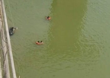 ગાંધીનગરમાં મોટો અકસ્માત: બ્રિજ પરથી રિક્ષા સાબરમતી નદીમાં ખાબકી, રિક્ષા ચાલકનું મોત | rickshaw fell…