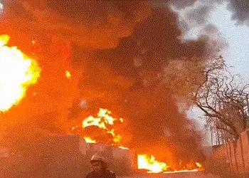 અમદાવાદના પીપળજમાં કેમિકલ ફેક્ટરીમાં વિકરાળ આગ બેકાબૂ, 100થી વધુ ફાયર જવાનો ઘટનાસ્થળે | fire breaks …