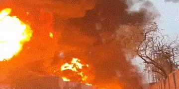 અમદાવાદના પીપળજમાં કેમિકલ ફેક્ટરીમાં વિકરાળ આગ બેકાબૂ, 100થી વધુ ફાયર જવાનો ઘટનાસ્થળે | fire breaks …