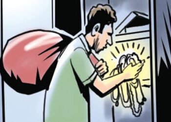 નરસંડા રોડ પર કારમાં સવાર સાધુઓ રૂ. 1.15 લાખના દાગીના લૂંટીને ફરાર | Sadhus riding in car on Narsand…