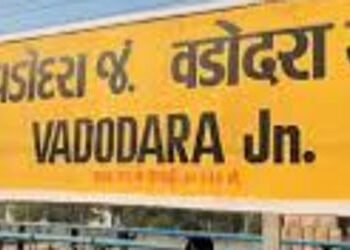 ગોવાથી રેલવેના પાર્સલોમાં વડોદરામાં દારૃની ડિલિવરીનું નેટવર્ક | liquer caught at railway parcel offi…