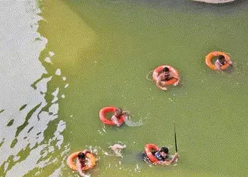 સેક્ટર-૩૦ બ્રિજ પરથી રિક્ષા નદીમાં ખાબકતા શિહોલીના યુવાનનું મોત | A young man from Shiholi died afte…