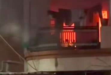 ગોત્રીના બે માળના મકાનમાં આગ લાગતાં ફસાયેલા બાળકનું રેસ્ક્યુ | fire caught at gotri house child resc…