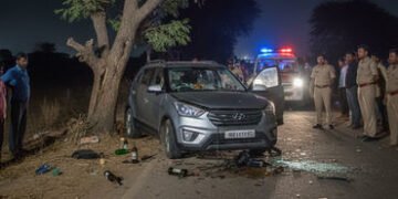 બનાસકાંઠાના થરાદમાં ગમખ્વાર અકસ્માત, પૂરઝડપે દોડતી કાર ઝાડ સાથે ભટકાતાં બેનાં મોત, કારમાંથી દારૂ મળ્…