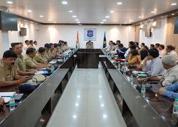 વડોદરા: SSC-HSC,CBSEની પરીક્ષા પૂર્વે બોમ્બ બ્લાસ્ટનો માહોલ, પોલીસ અને શાળા સંચાલકોની મીટીંગ | polic…